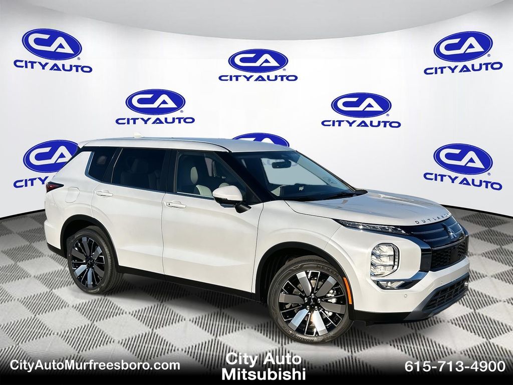 2026 Mitsubishi Outlander SE's photo