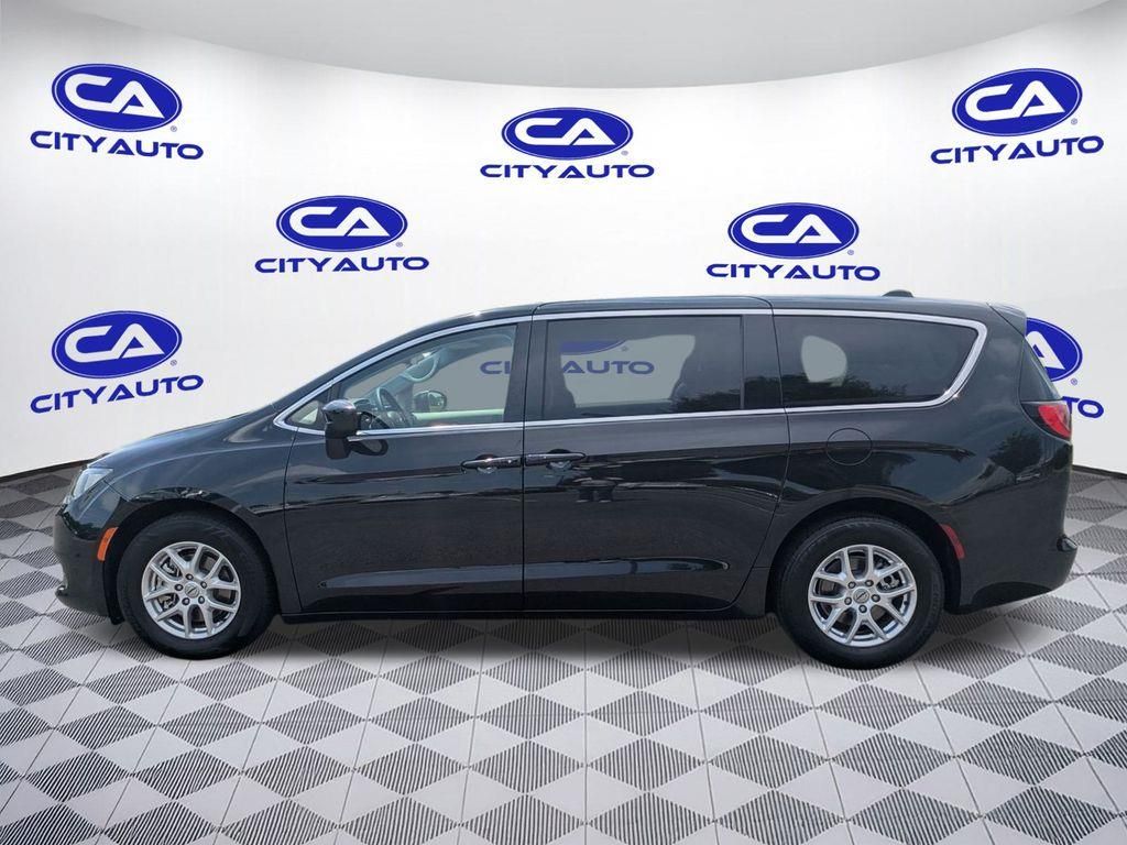 2022 Chrysler Voyager LX photo 3