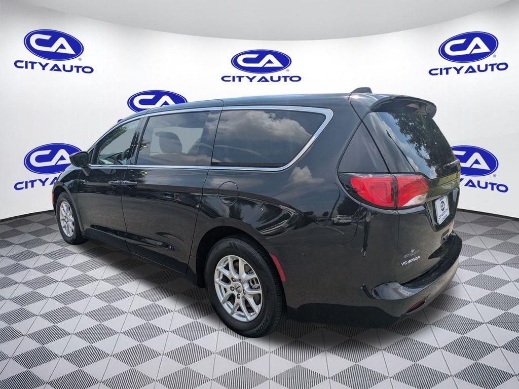 2022 Chrysler Voyager LX photo 4