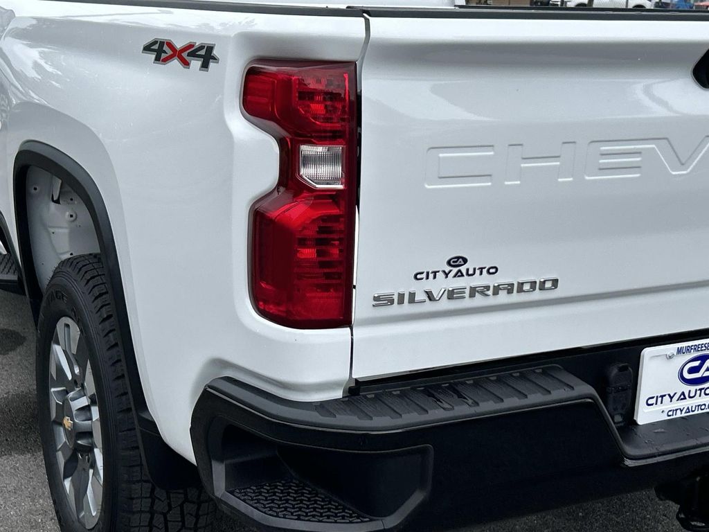2023 Chevrolet Silverado 2500HD Custom photo 9