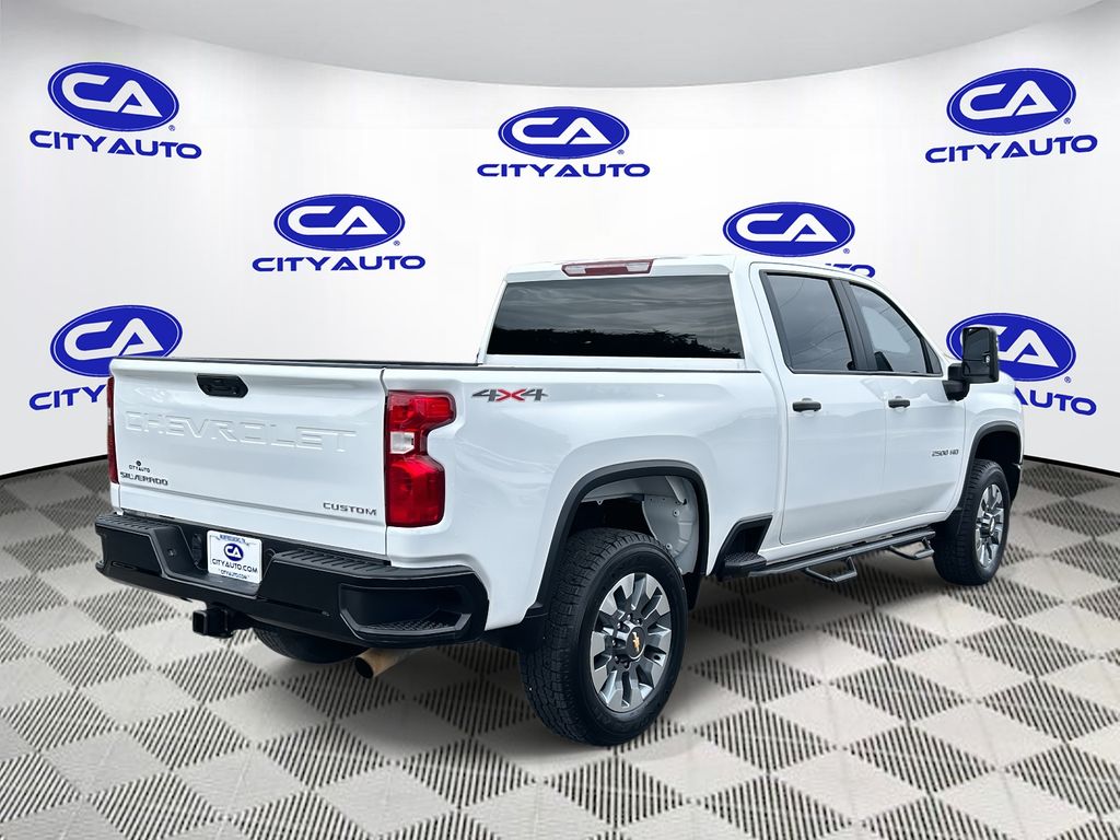 2023 Chevrolet Silverado 2500HD Custom photo 3