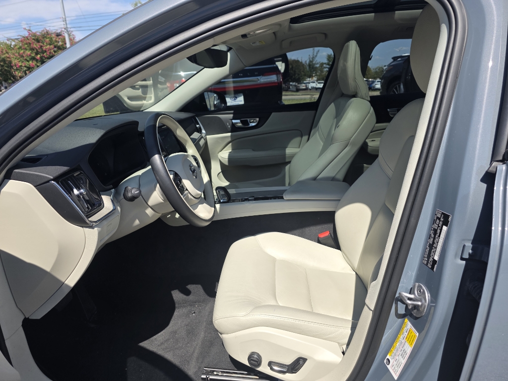2023 Volvo S60 B5 Plus photo 12