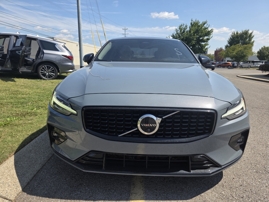 2023 Volvo S60 B5 Plus photo 2