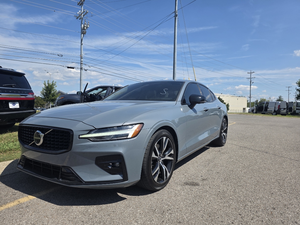 2023 Volvo S60 B5 Plus photo 3
