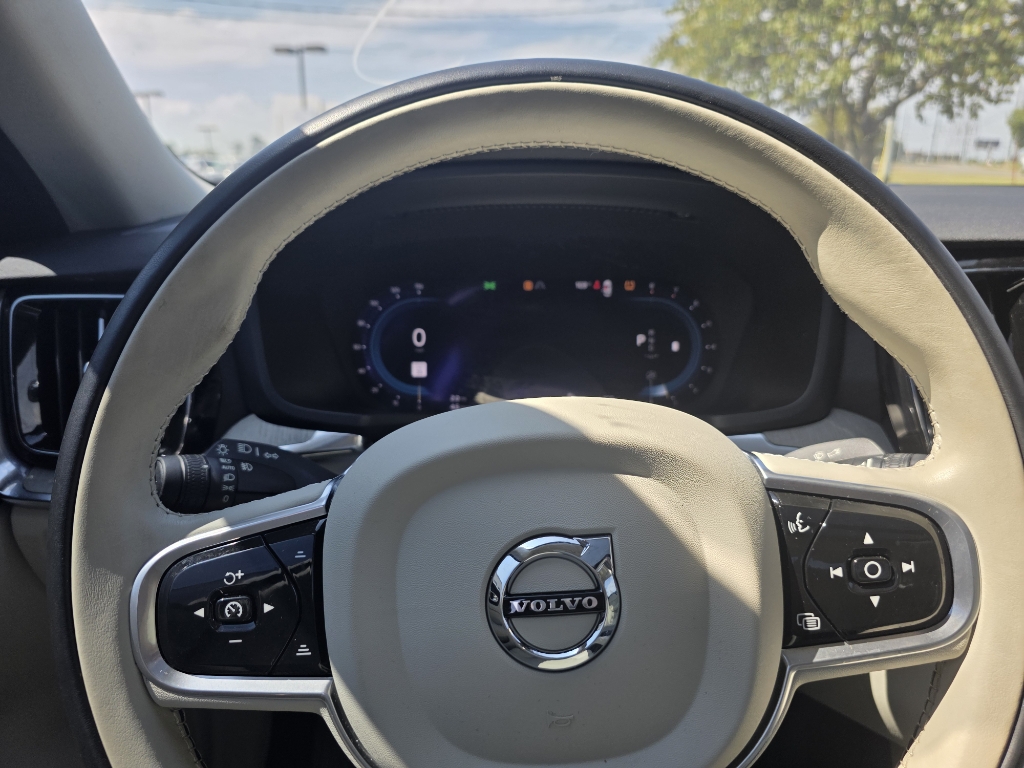 2023 Volvo S60 B5 Plus photo 9