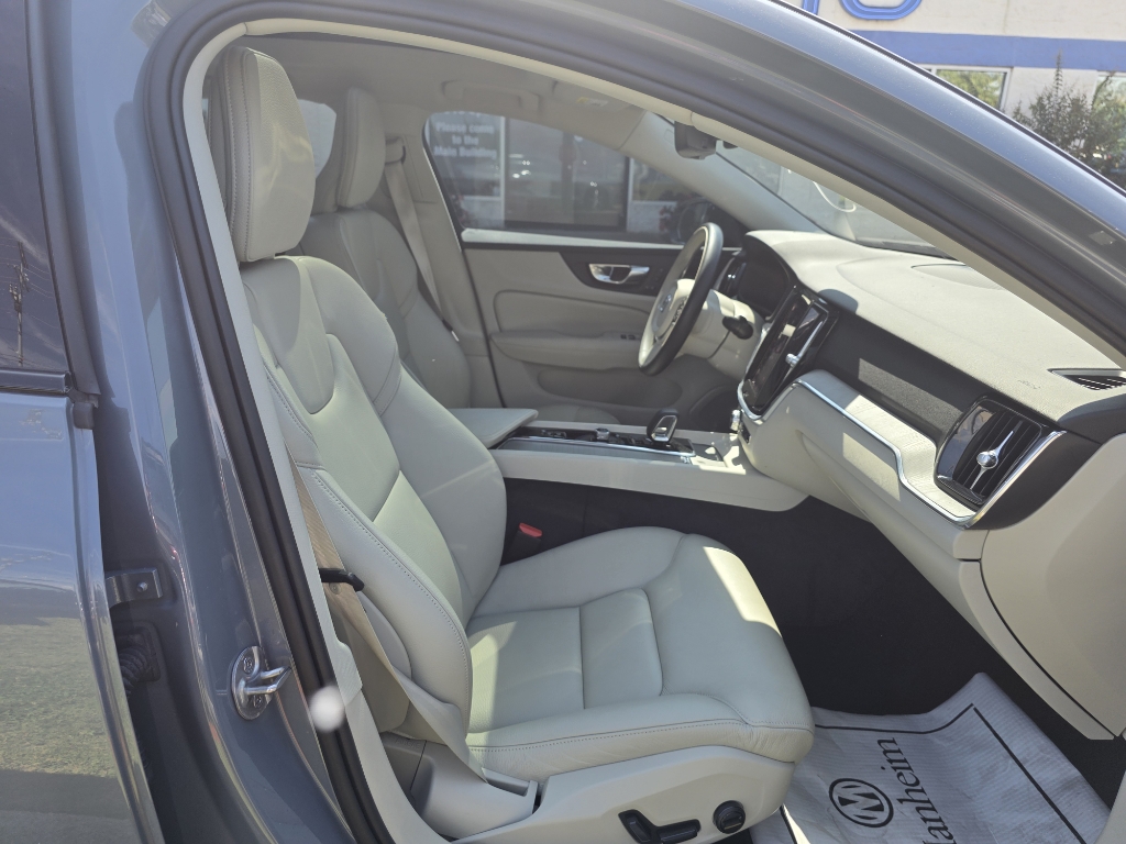 2023 Volvo S60 B5 Plus photo 15