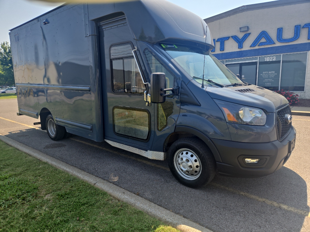 2022 Ford Transit Cutaway photo 2