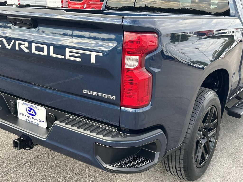 2023 Chevrolet Silverado 1500 Custom photo 9