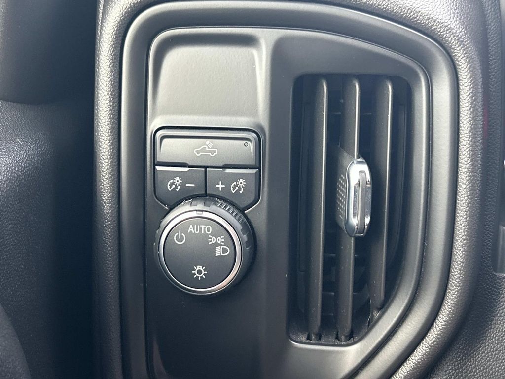 2023 Chevrolet Silverado 1500 Custom photo 24