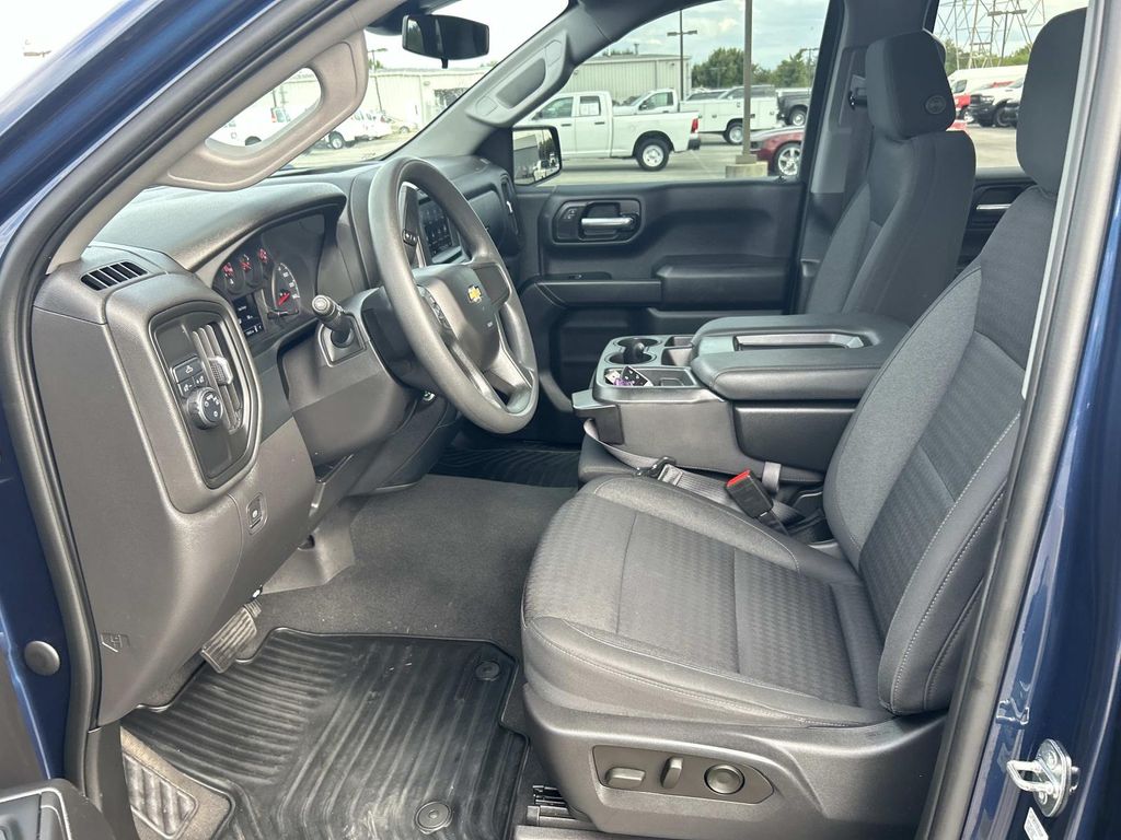 2023 Chevrolet Silverado 1500 Custom photo 17