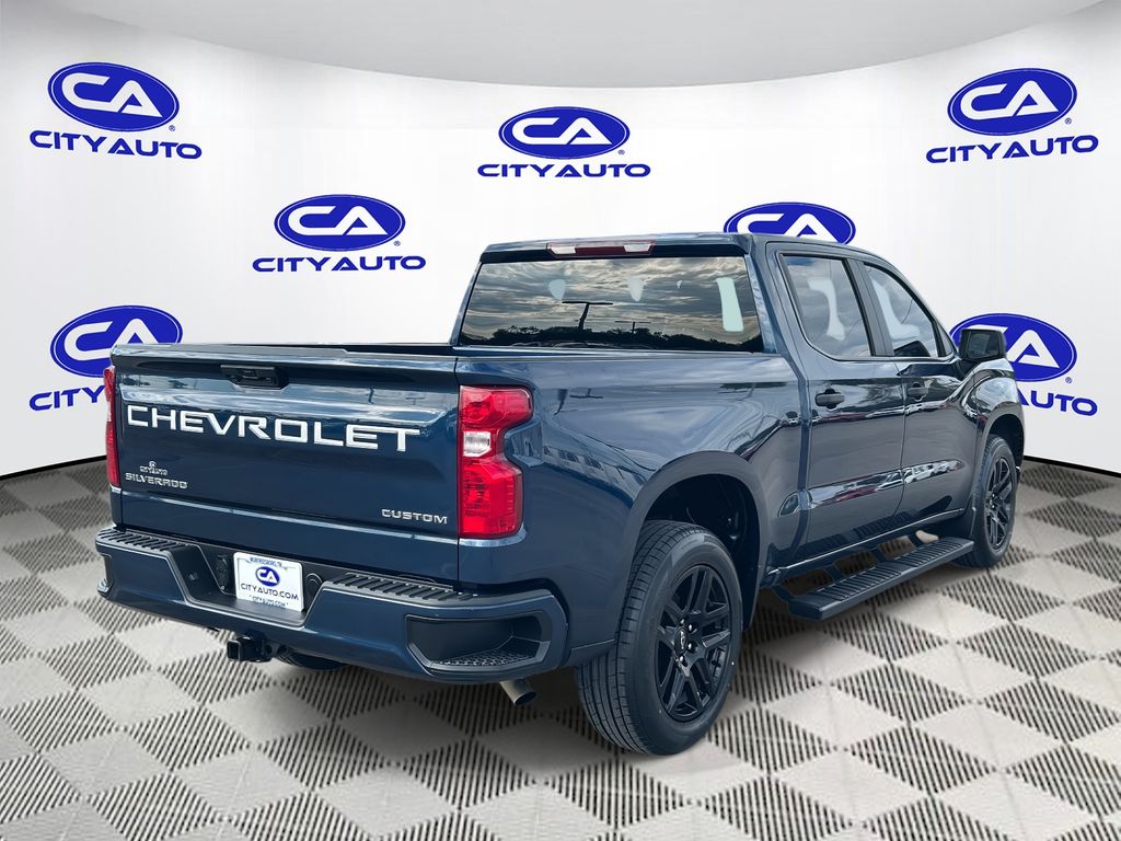 2023 Chevrolet Silverado 1500 Custom photo 2