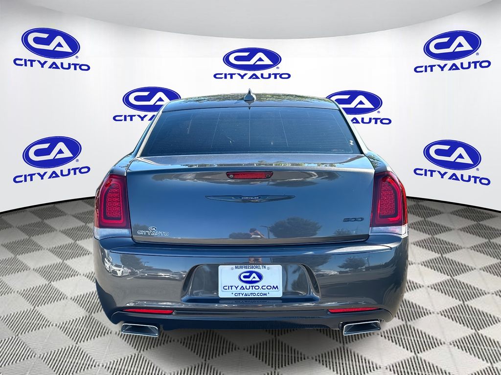 2021 Chrysler 300 Touring photo 4