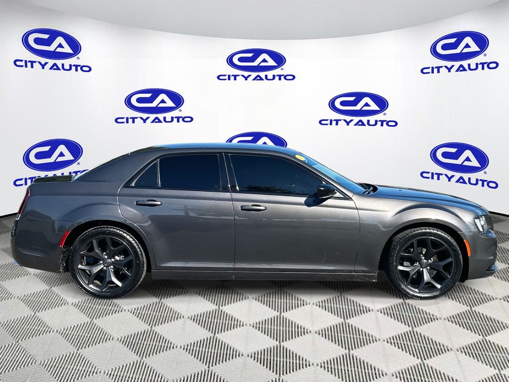 2021 Chrysler 300 Touring photo 2