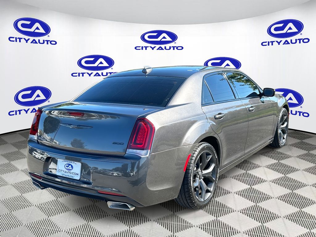 2021 Chrysler 300 Touring photo 3
