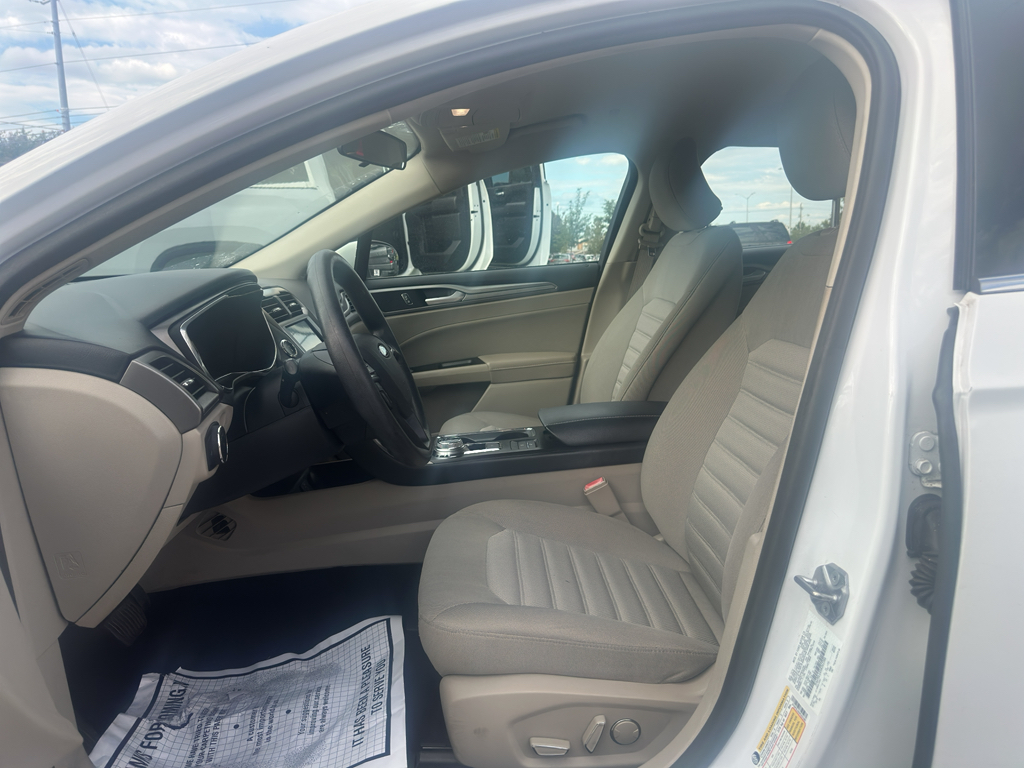 2017 Ford Fusion Hybrid SE photo 13