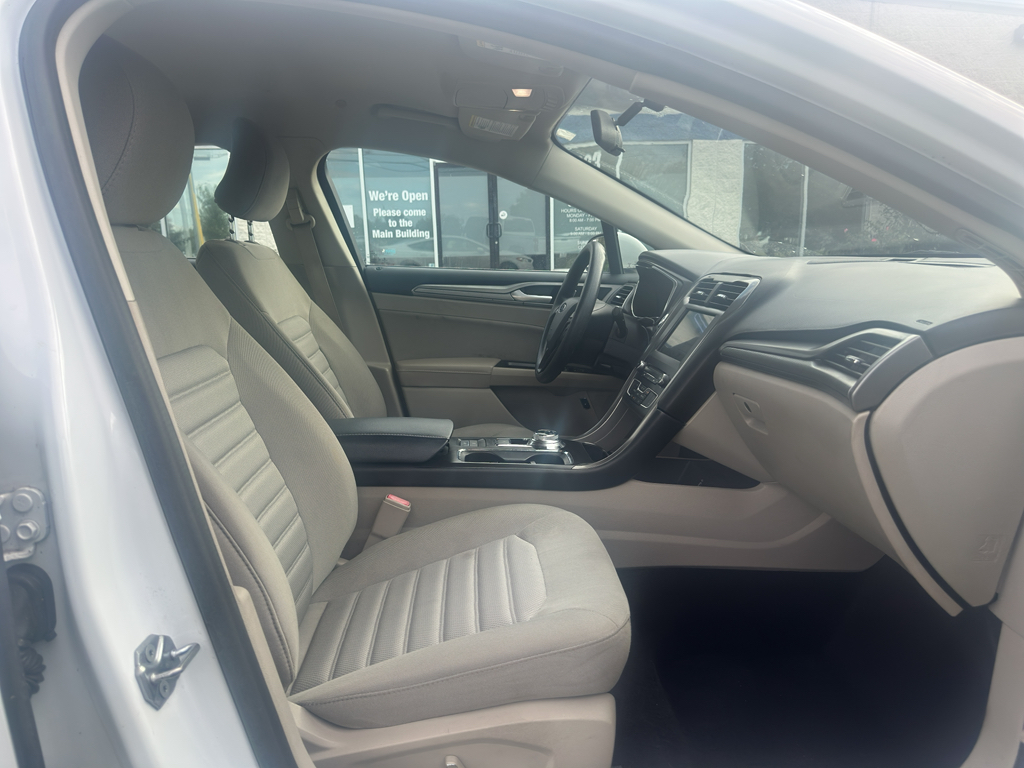 2017 Ford Fusion Hybrid SE photo 16