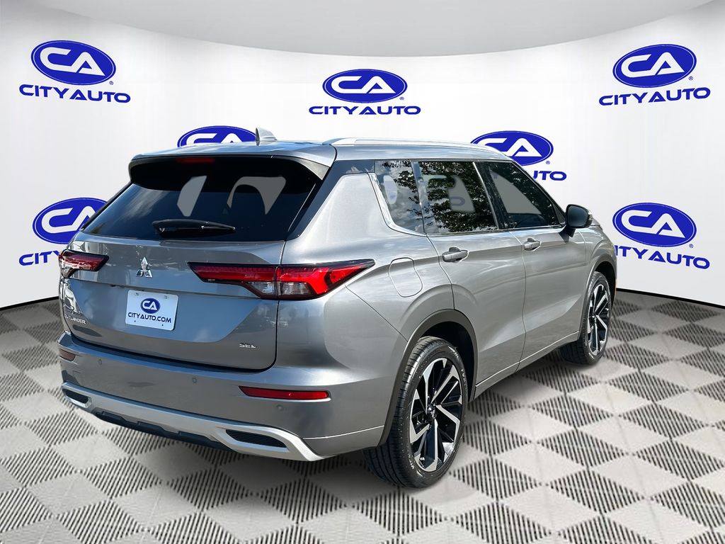 2022 Mitsubishi Outlander SEL photo 3