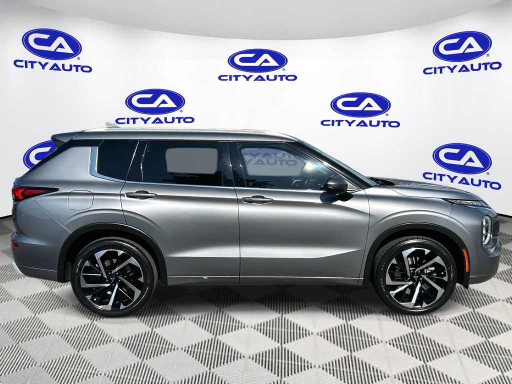 2022 Mitsubishi Outlander SEL photo 2