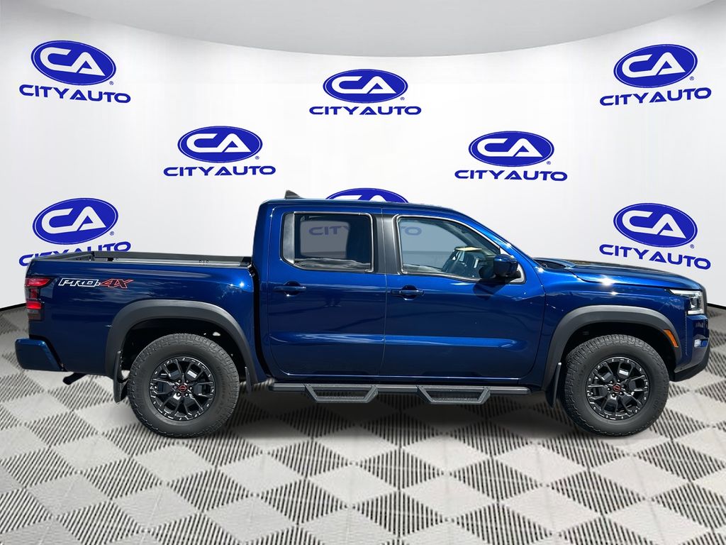 2022 Nissan Frontier PRO-4X Crew Cab photo 2