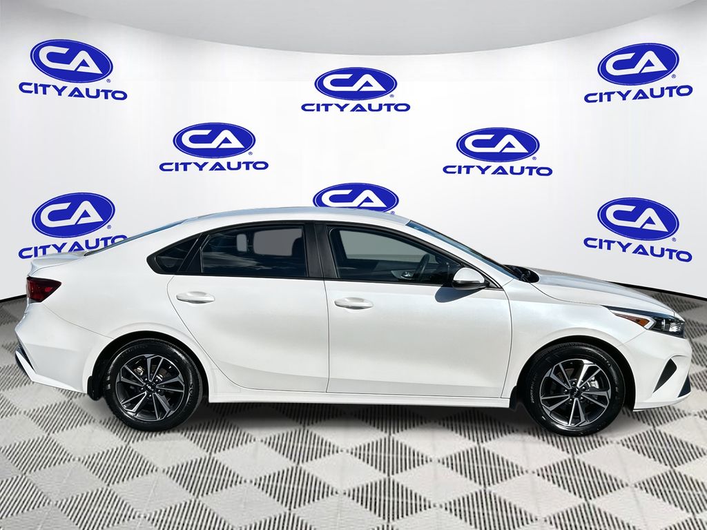 2023 Kia Forte LXS photo 2