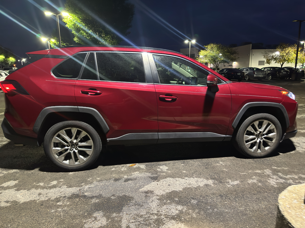2019 Toyota RAV4 XLE Premium photo 3