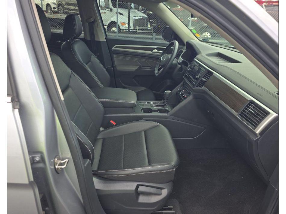 2022 Volkswagen Atlas SE photo 2
