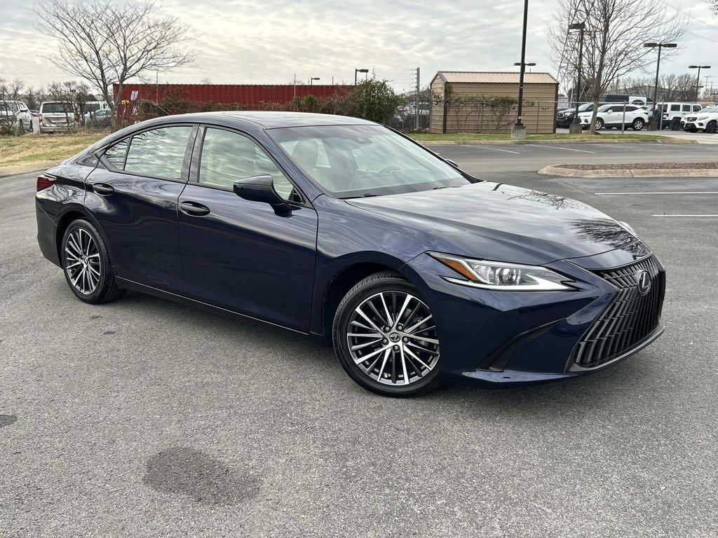 2022 Lexus ES 350's photo