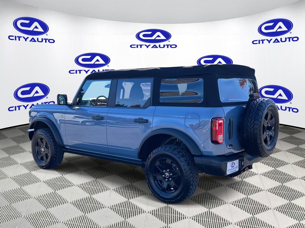 2023 Ford Bronco Black Diamond photo 2