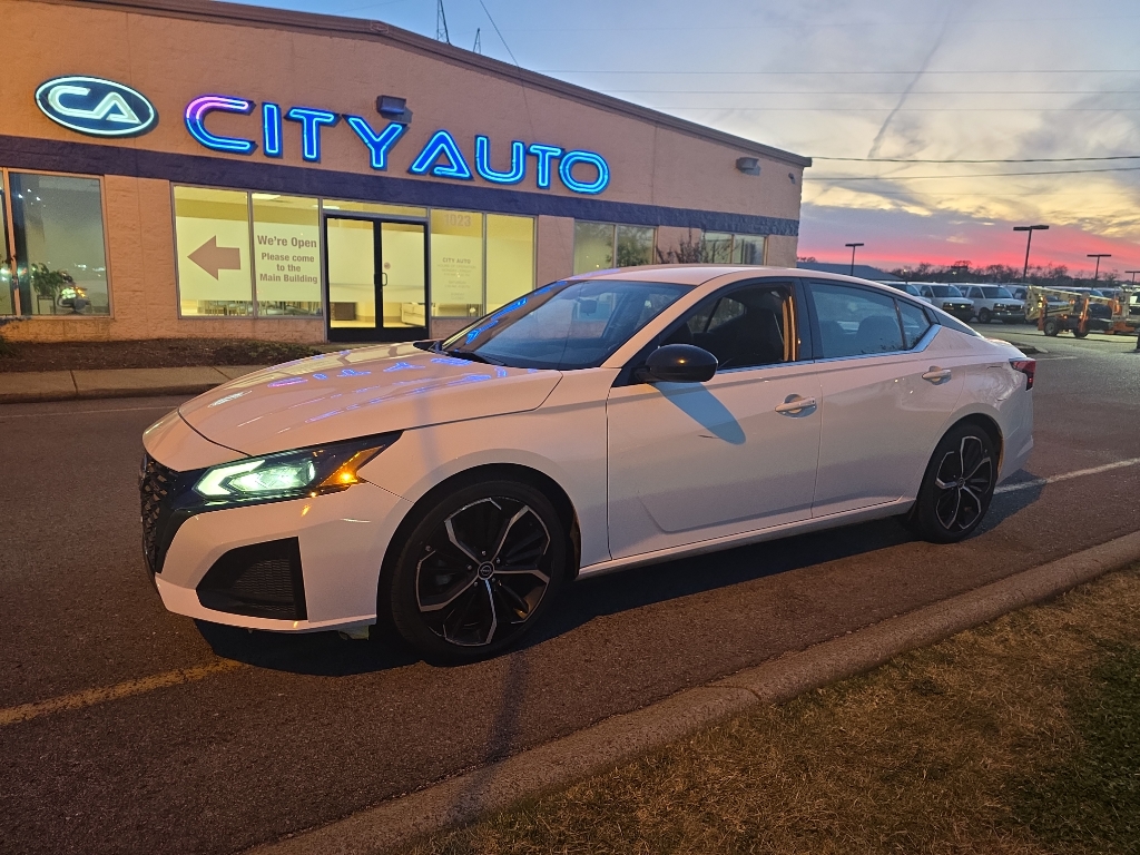 2023 Nissan Altima 2.5 SR photo 2