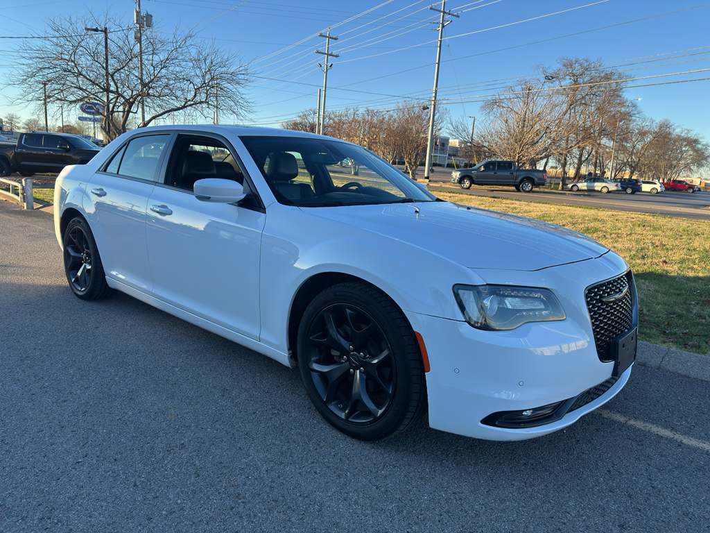 2023 Chrysler 300 photo 4