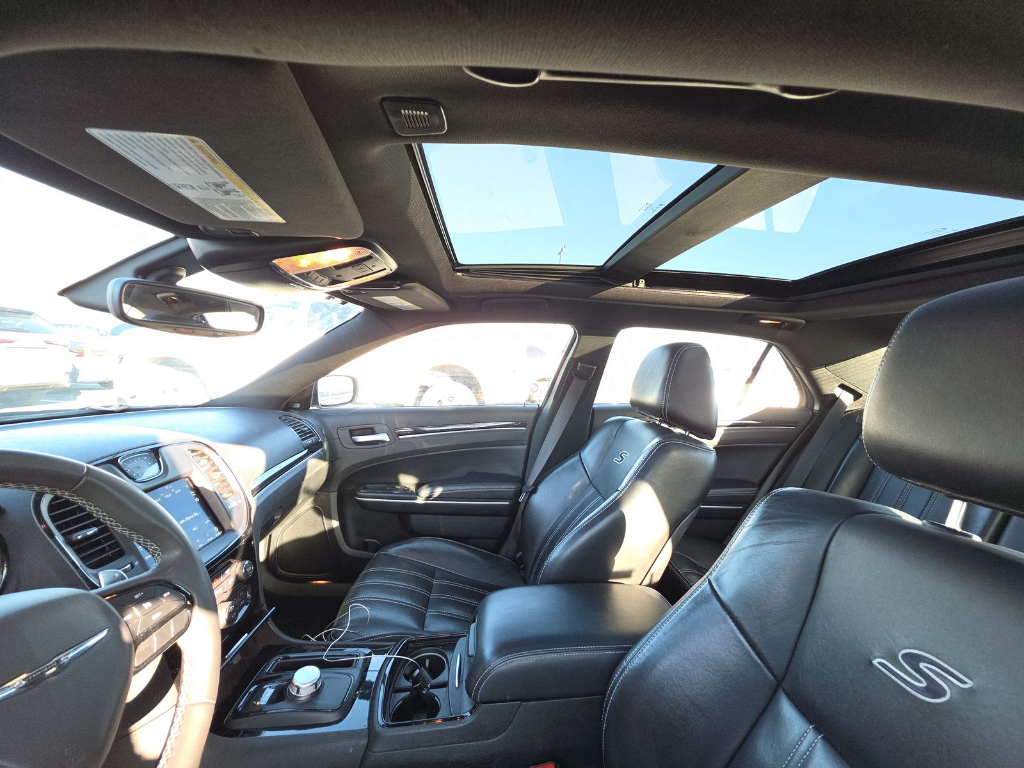 2023 Chrysler 300 photo 2