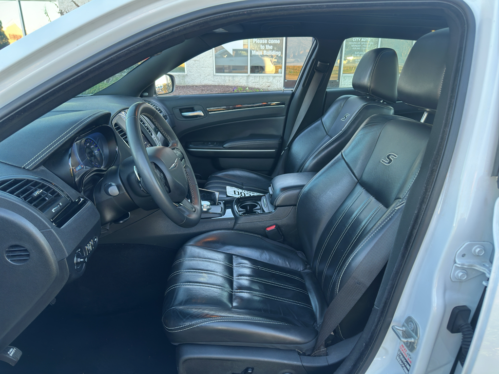 2023 Chrysler 300 photo 3