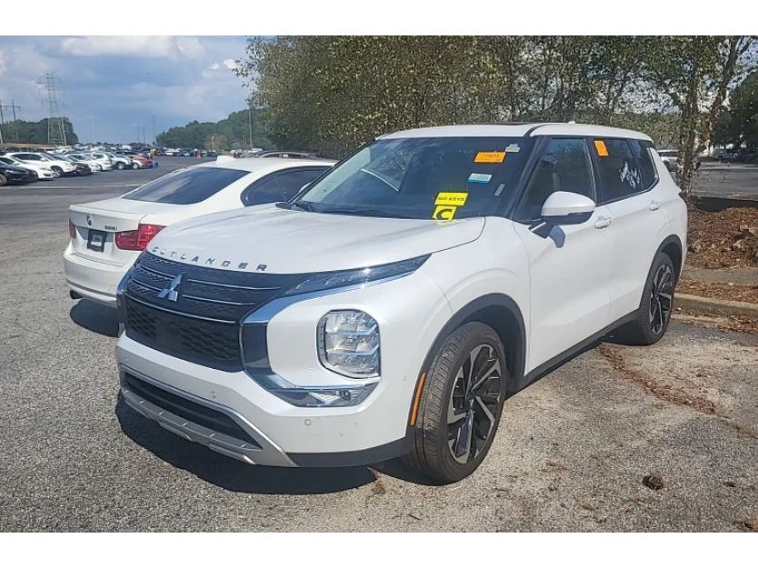 2024 Mitsubishi Outlander SE's photo