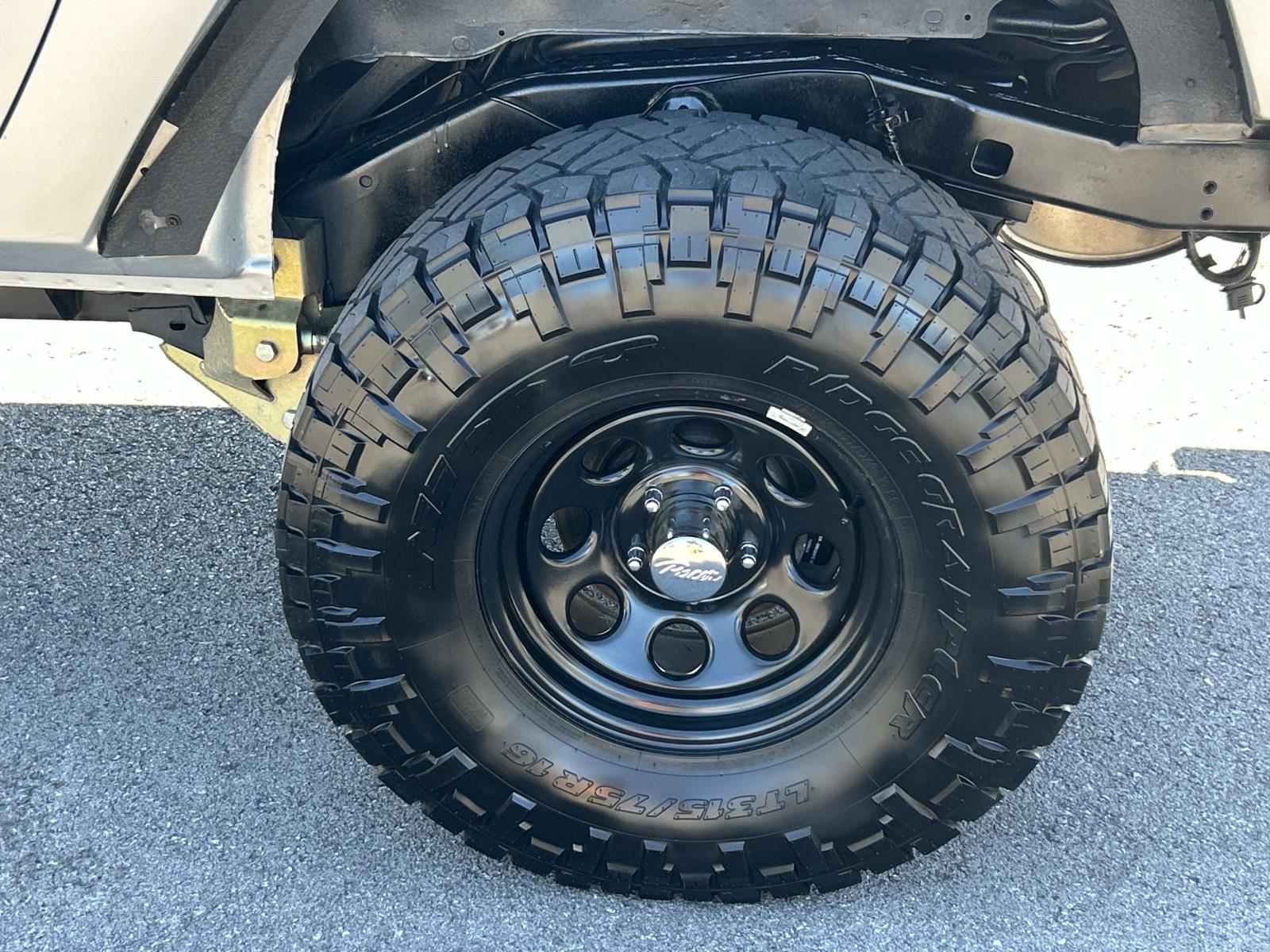 Vehicle photo 17