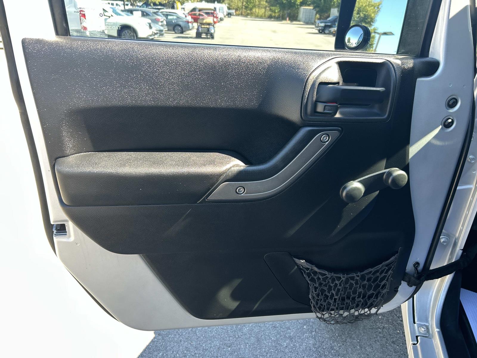Vehicle photo 23