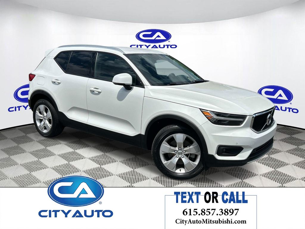 2022 Volvo XC40 T5 Momentum AWD's photo