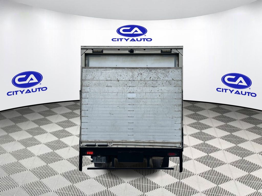 Vehicle photo 4