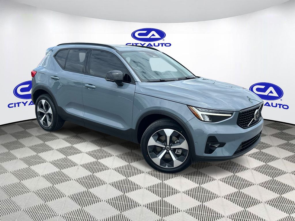 2023 Volvo XC40 B4 Ultimate Dark's photo