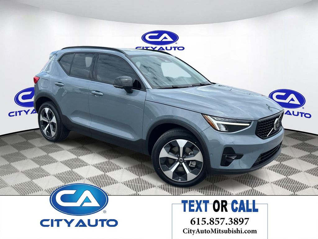 2023 Volvo XC40 B4 Ultimate Dark's photo