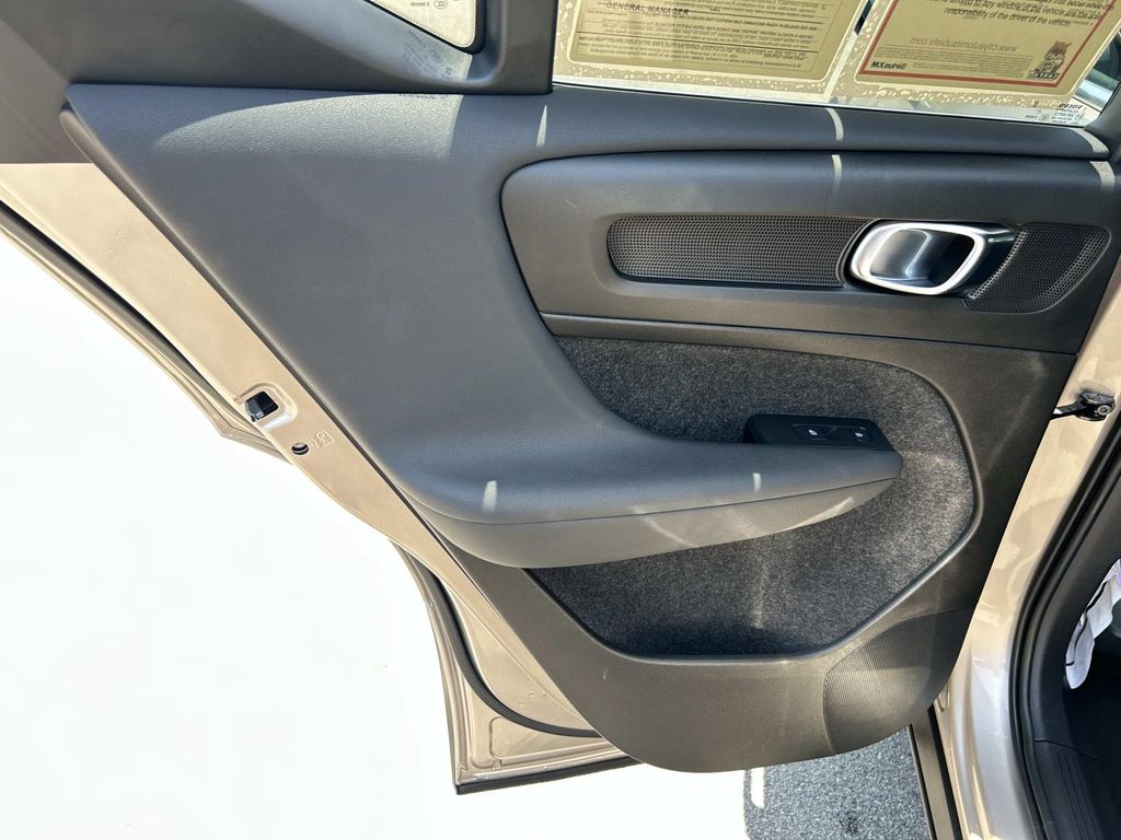 2024 Volvo XC40 Core - Photo 27
