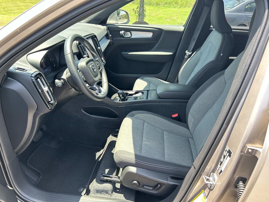 2024 Volvo XC40 Core - Photo 28