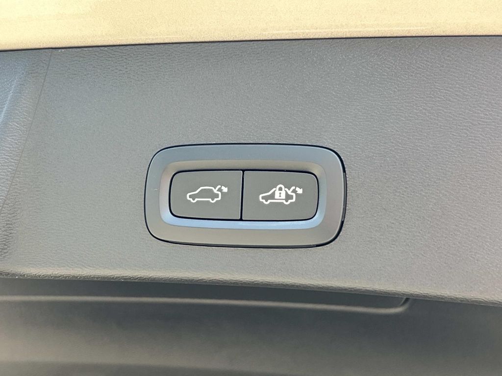 2024 Volvo XC40 Core - Photo 17