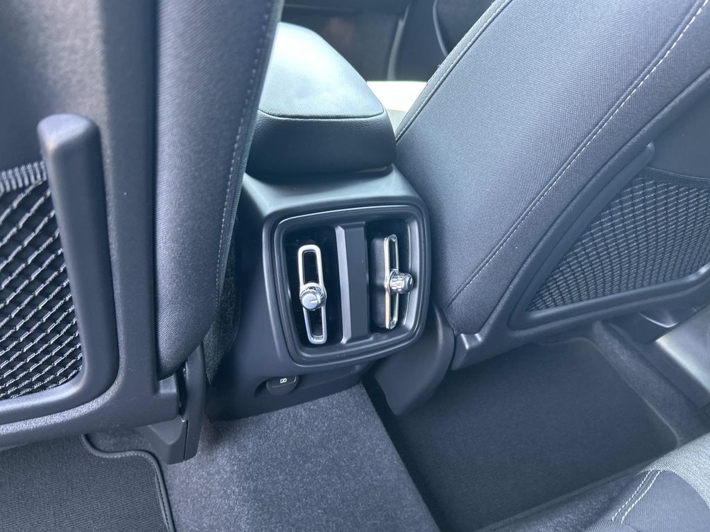 2024 Volvo XC40 Core - Photo 25