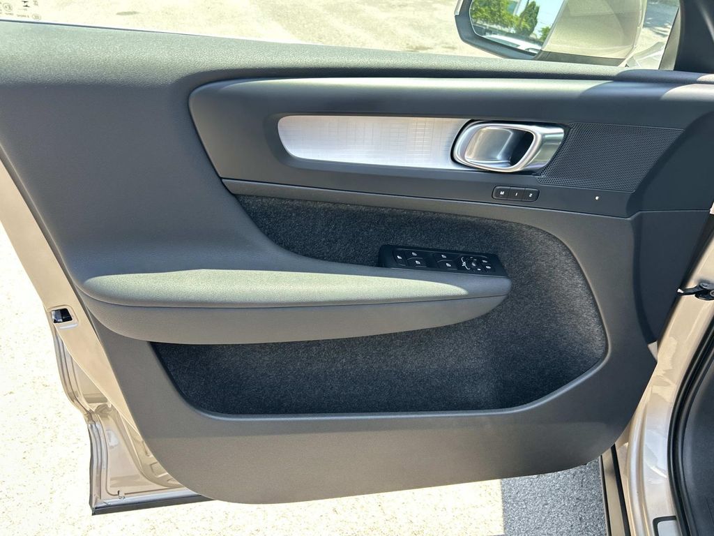 2024 Volvo XC40 Core - Photo 29