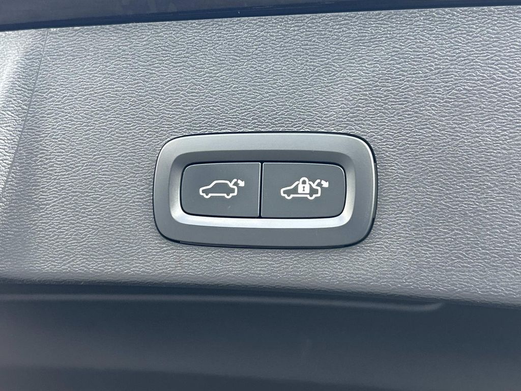 2023 Volvo XC40 Plus - Photo 17