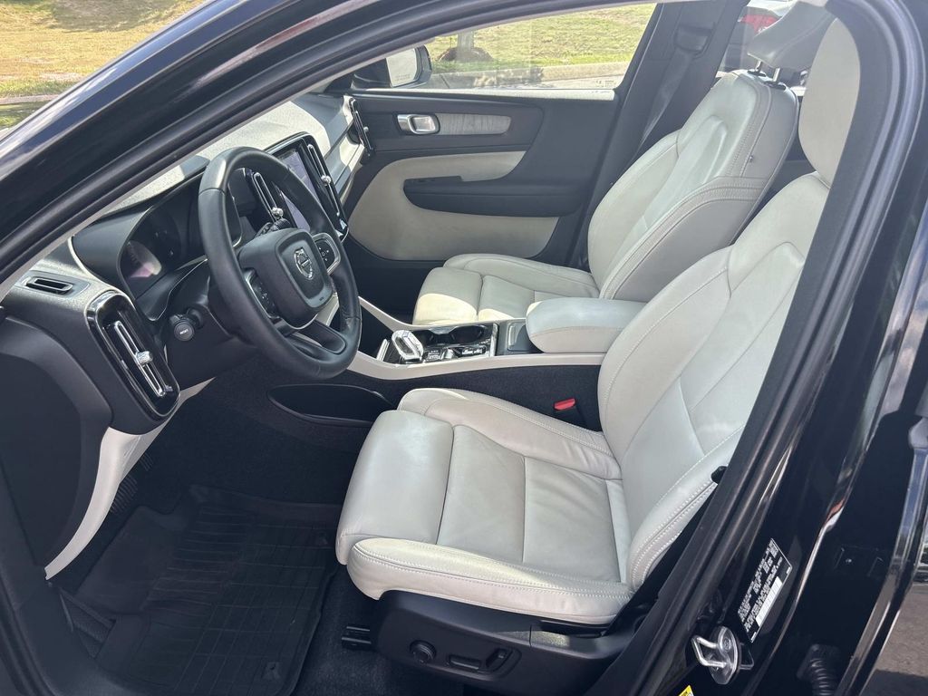 2023 Volvo XC40 Plus - Photo 28