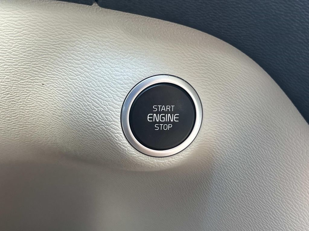 2023 Volvo XC40 Plus - Photo 39