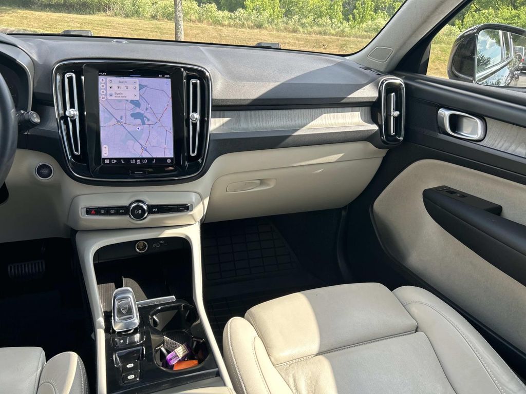 2023 Volvo XC40 Plus - Photo 24