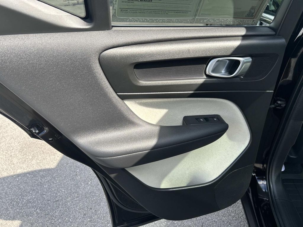 2023 Volvo XC40 Plus - Photo 27