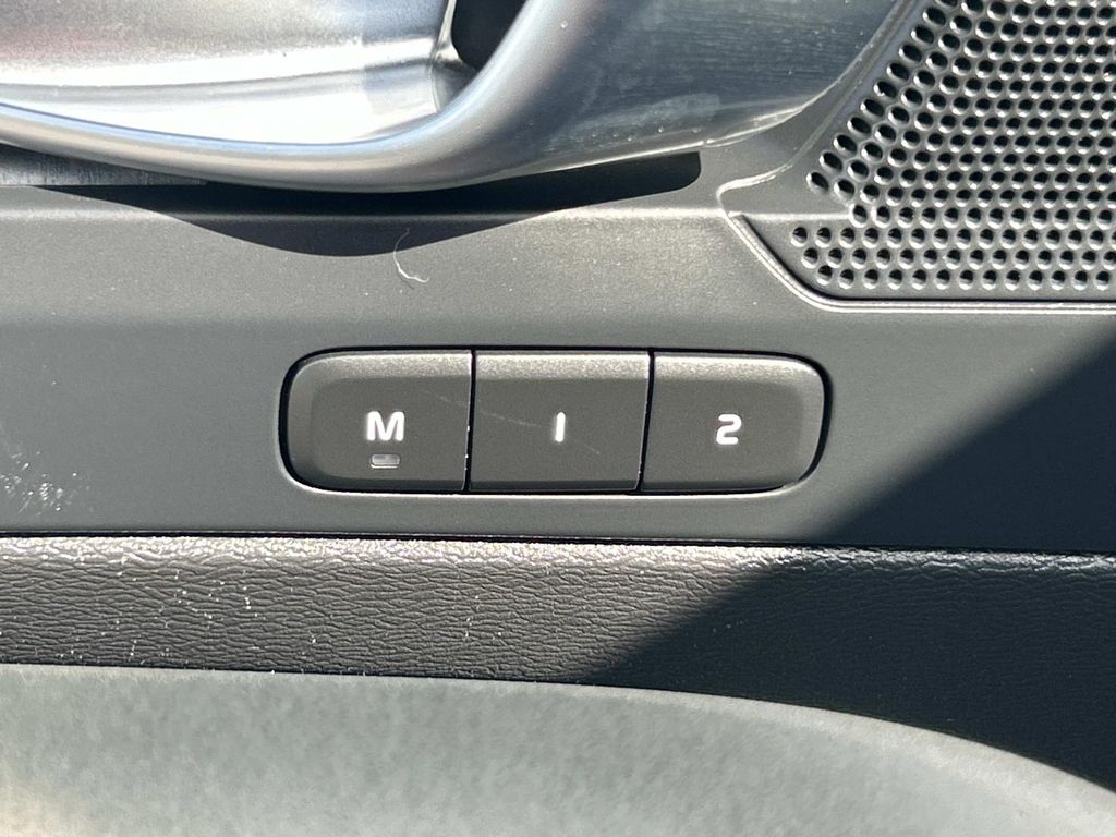 2023 Volvo XC40 Plus - Photo 31